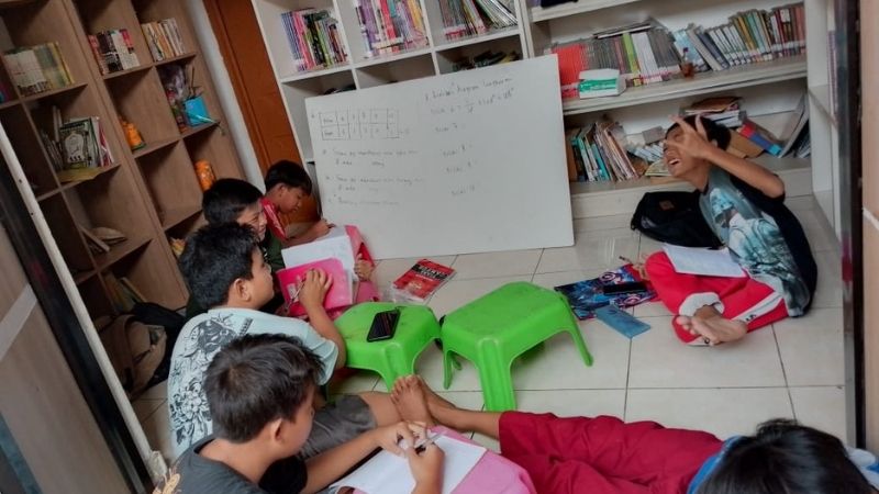  Mercu Buana dan LMK Meruya Utara Dukung Perpustakaan Tiga Siku 