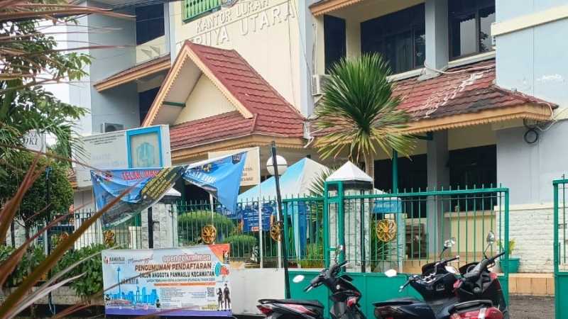Dukung Revitalisasi RB Tiga Siku, Rak dan 300 Buku di RW 11 Meruya Utara Direlokasi